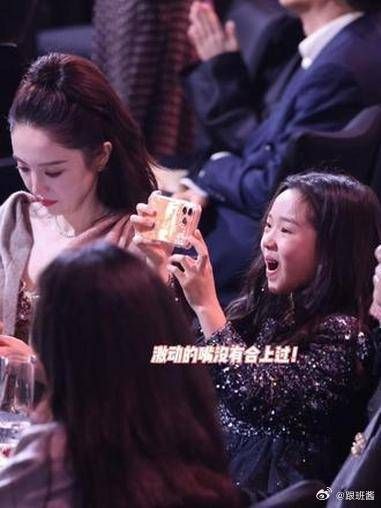 小酒窝完全演我追星！我见到自担也这样！