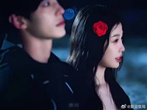 歌声与目光中夹杂着我们浓烈的爱意