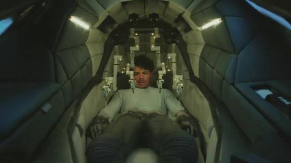 一场陨石撞击,让倒霉的宇航员落入了一个神秘星球