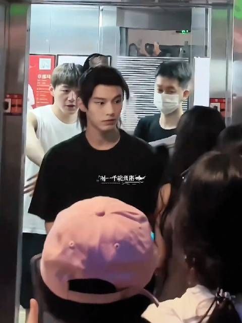 何与卢昱晓互动引关注