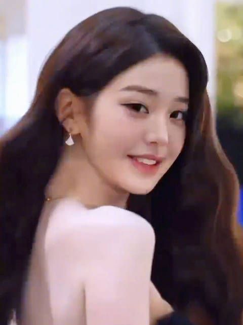 女神就是如此完美，满分女张元英居然连扭头都没有颈纹