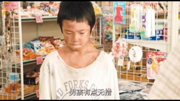 老人好心给小男孩买面包，小男孩却拿走了老人所有的钱