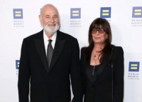 罗伯莱纳儿子因谋杀父母被指控 或被判处终身监禁