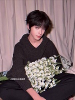 王橹杰亮相展现可爱形象