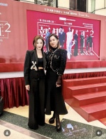 翁嘉穗与佘诗曼合照，同届港姐冠季军时隔28年碰面，气质不相上下