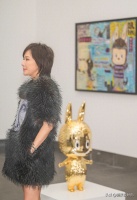 60岁的刘嘉玲，穿衣还是那么大胆，蓬松感的黑色皮草，惊艳到了我