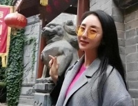 她因星光大道成名，又因争议性情事沉寂，如今39岁状况如何？