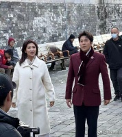 57岁蔡国庆故宫被偶遇，状态嫩到像30岁，这“姨味”穿搭却成焦点