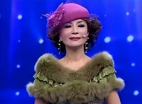 她为了美，30年不吃晚饭，就连癌症做手术前也要先化妆