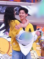 有请云来男神为大家表演一个耳朵一秒变红