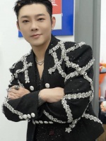 宝石老舅晒出演唱会现场！这造型什么水平？