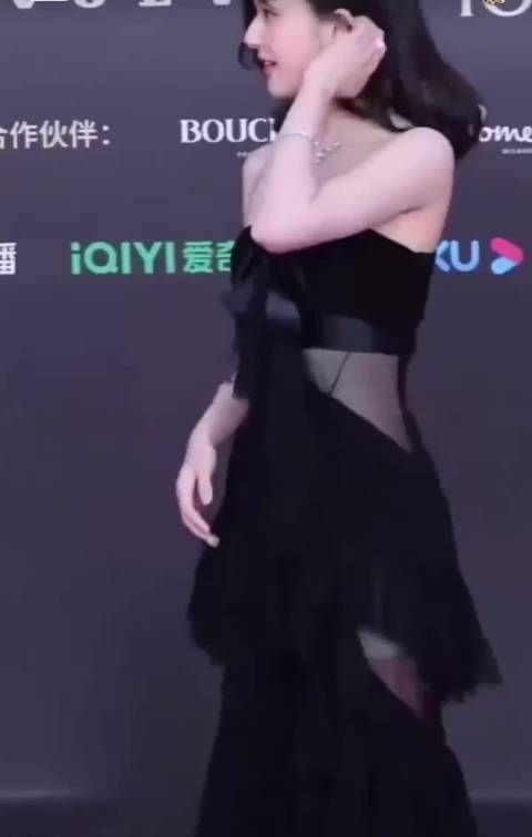 有点怀念赵露思脸上的肉肉了,好元气少女