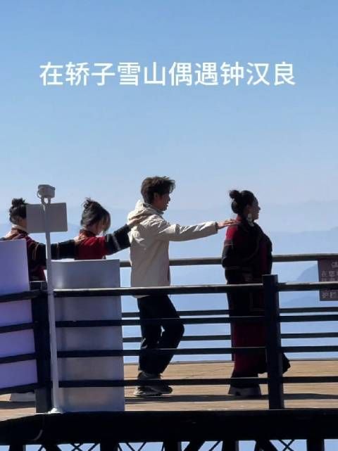 只要有人陪他跳舞牵手搭肩都可以