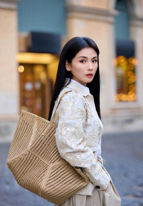 刘涛侧颜精致,红唇吸睛。