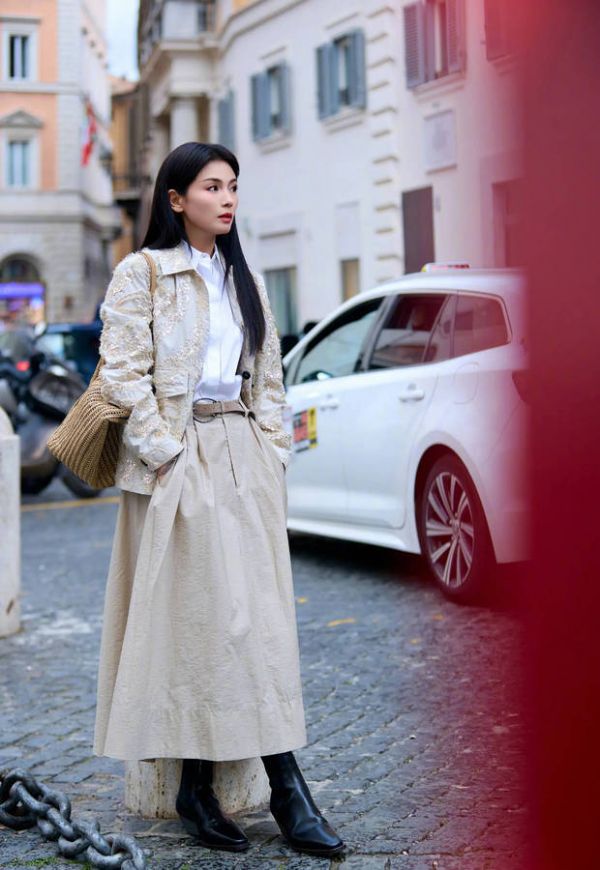 刘涛漫步街头,状态惬意。