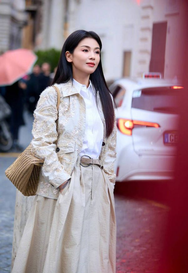 刘涛面露温柔笑容,心情愉悦。