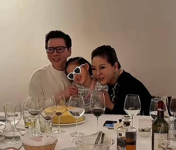 搜狐娱乐讯 近日,向太一家为向华强庆生, 抱孙女合照笑容满面,向佐打扮清爽帅气!