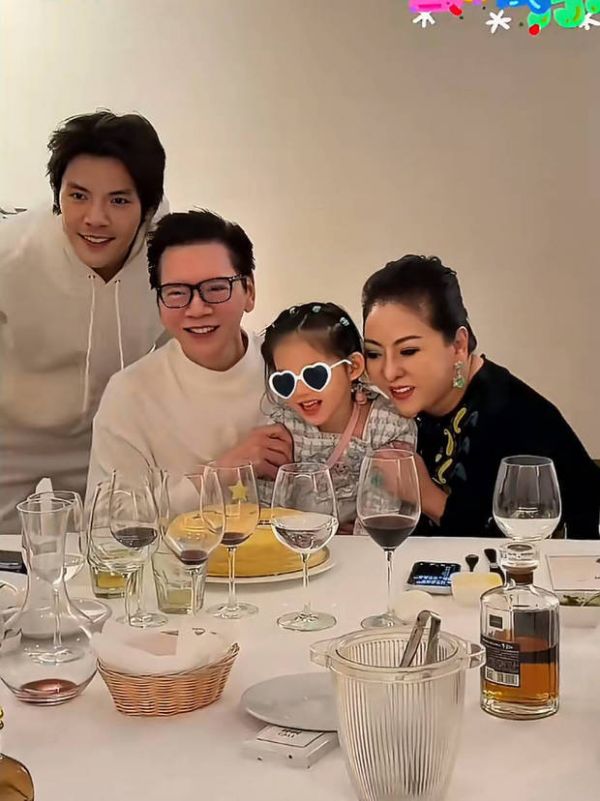 向华强抱孙女合照笑容满面。