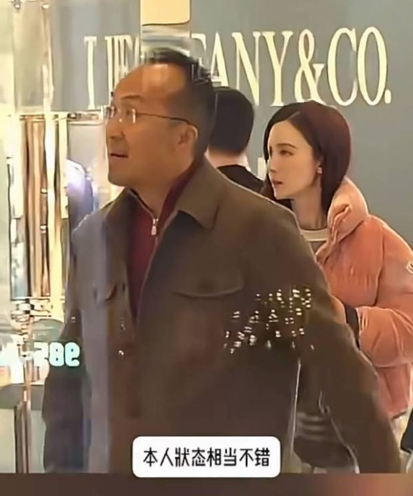 搜狐娱乐讯 12月17日，有人拍到张萌一家出门逛街，在路边上车前张萌突然上前跟老公亲亲，好甜啊！