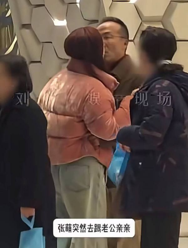 张萌和老公亲吻，画面甜蜜。