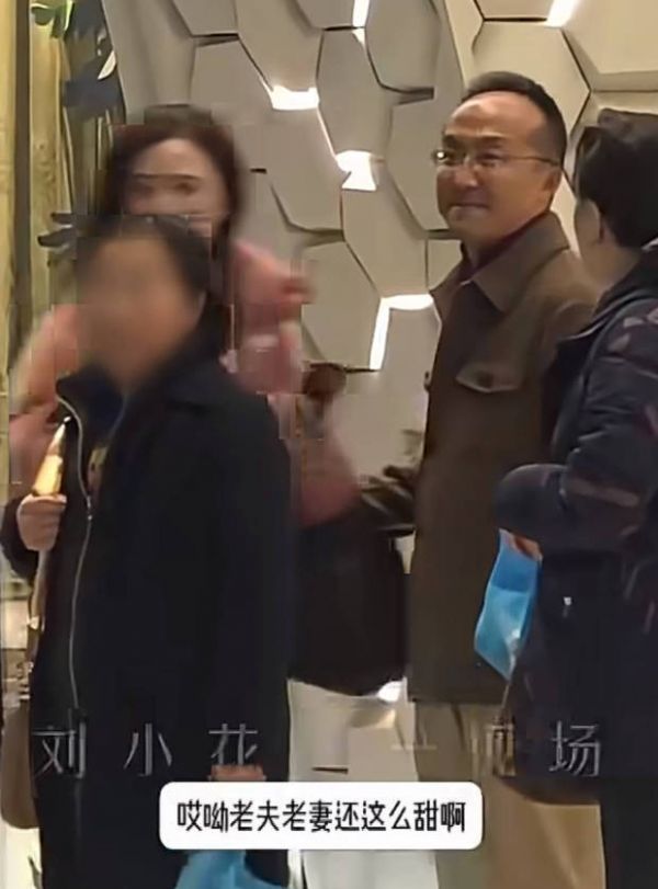 张萌老公面带微笑，夫妻感情甜蜜。