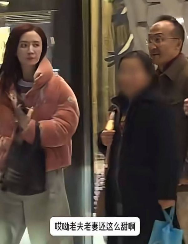 张萌和老公同框逛街出游。