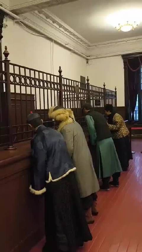 最担心的事还是发生了,蜡像馆里假人怎么动了啊