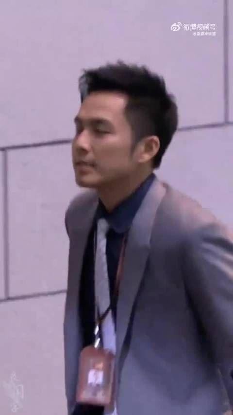 50岁钟汉良伦敦与妻排队买生蚝,身材健硕状态年轻