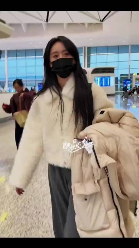 袁冰妍现身机场,粉丝久违获路透