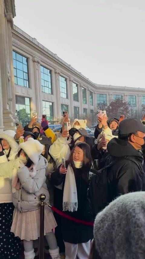 王鹤棣现身哈尔滨引粉丝接机，穿冬装挥手互动