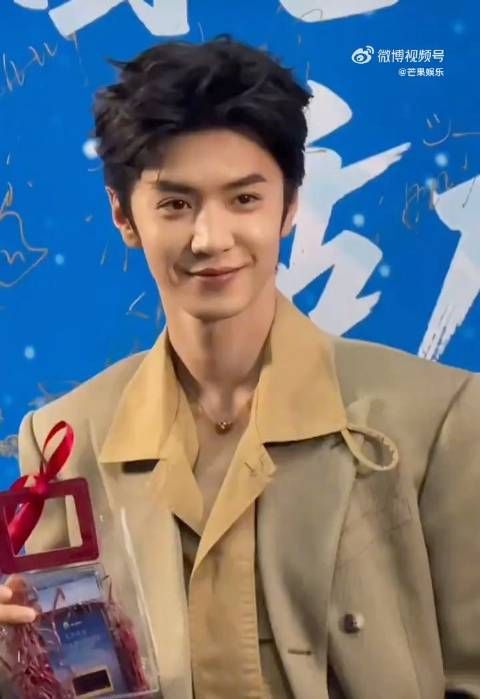 陈哲远穿大地色西装亮相电影之夜,自曝成都火锅吃爽