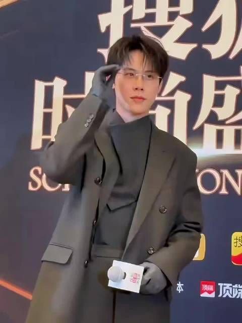 周奇剧内遭成毅训斥剧外被记者要求摆拍