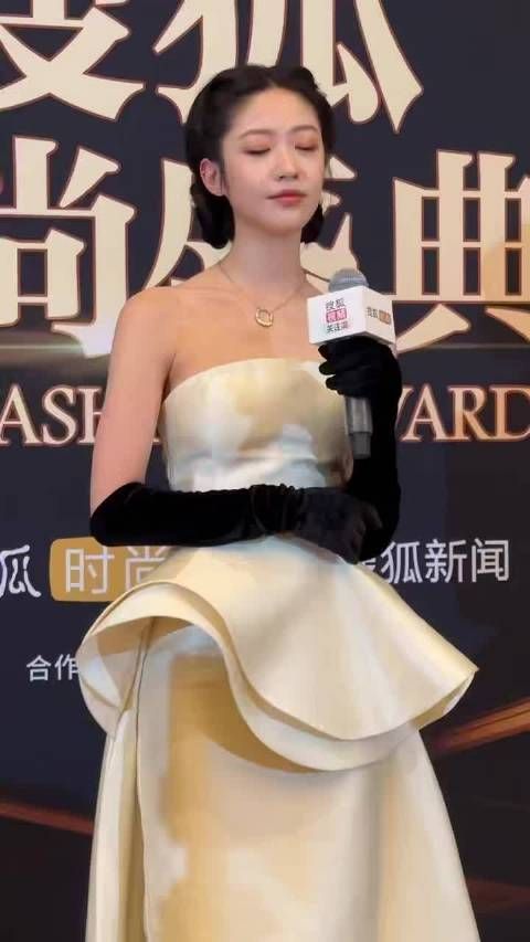 向涵之红毯白裙惊艳亮相，多角色演绎展现演技可塑性