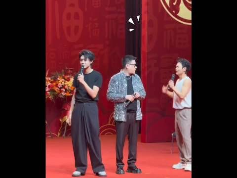 秦霄贤舞台连遇突发状况,搞笑场面引热议