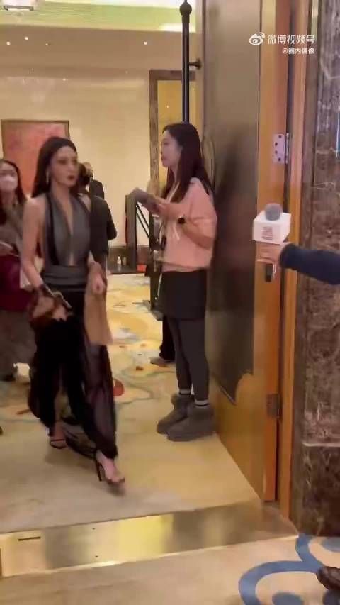 彭小苒红毯拍照前喊停压油