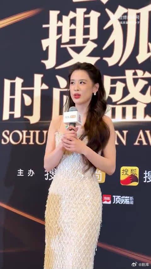 被黄圣依的采访戳中了！从隔阂到默契相伴，母女和解的暖心细节，真的太好哭了