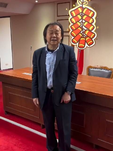 王世坚立法院高唱成名曲《没出息》,发型很特殊