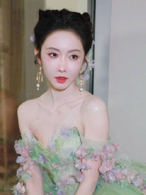 宣璐绿裙如移动春日生态馆绽放生命之美