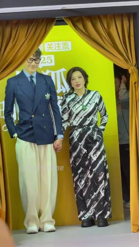 胡兵刘晓庆牵手走红毯,难以想象这俩人加起来快130岁了