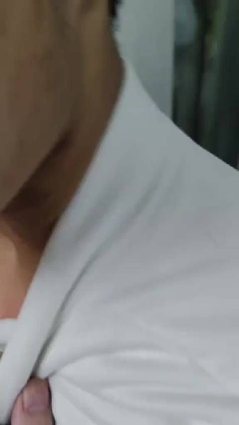 被对手的嘴唇猛烈攻击了