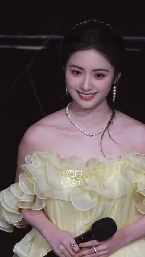 笑起来好甜呀沈月宝宝!