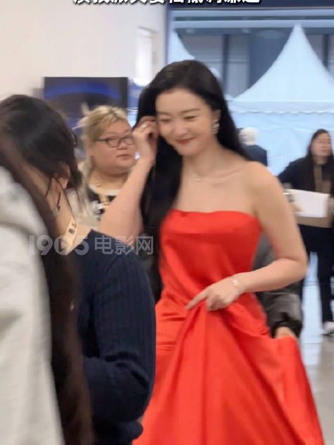 王传君和齐溪亮相后台,演技派夫妻档低调谦逊