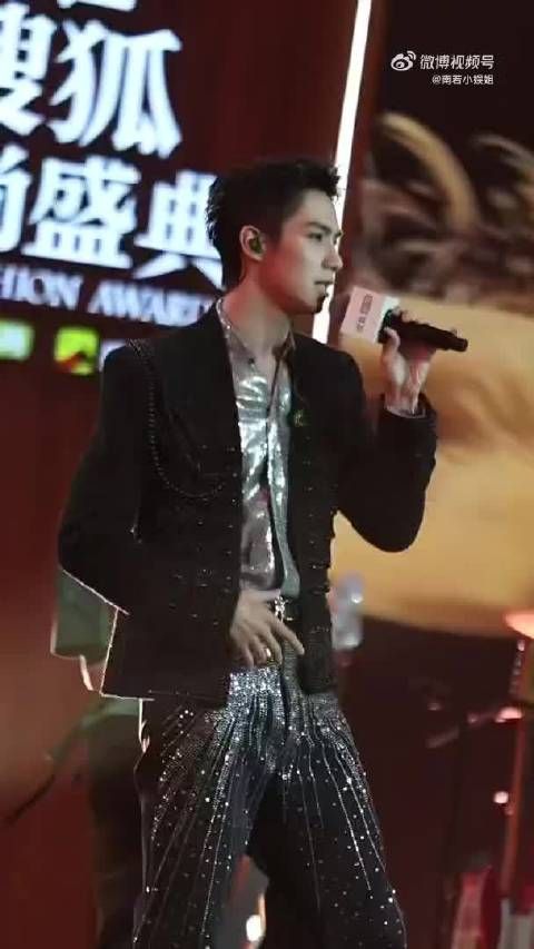 罗一舟唱跳舞台节奏超带感、风格超酷炫