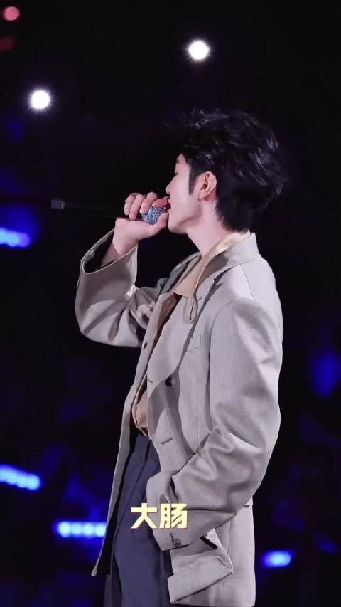 陈哲远演唱会步伐飒爽展现独特魅力