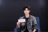 狐厂大拷问｜肖战回应“温泉系艺人”称号，透露一直在等重庆话剧本