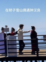 只要有人陪他跳舞牵手搭肩都可以