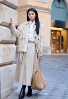 刘涛最新街拍释出！时髦穿搭漫步街头，气质尽显优雅知性