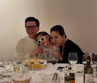 向太一家为向华强庆生，抱孙女同框合照笑容满面