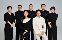 曾毅“不雅手表”风波后首曝光！晒凤凰传奇合照