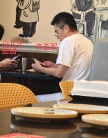 医生曝许亚军为何晴付10年医药费，以儿子名义给生活费，重情重义